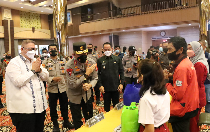 Kapolda Kaltim Irjen Pol Drs. Imam Sugianto, M.Si meninjau pelaksanaa vaksinasi Lansia, Anak Usia 6-11 tahun, dan Booster se-Kaltim yang dipusatkan di Budhist Center. (foto : Exclusive)