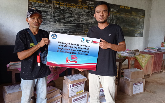 Bantuan Danone Indonesia berupa Modul PJJ Luring Tingkat SD di Kabupaten Manggarai Barat, NTT. (foto : Exclusive)