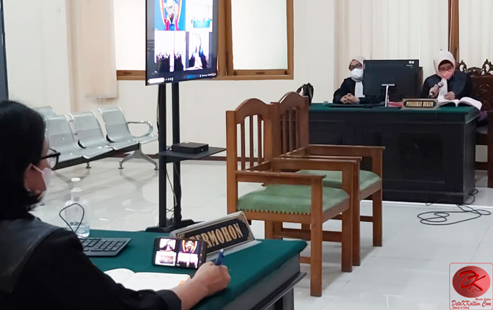 Jaksa Penuntut Umum Rosnaini Ulfa, SH dan Melva Nurelly, SH, MH dari Kejaksaan Tinggi Kaltim bergantian membacakan Tuntutan terhadap Terdakwa Hartono. (foto : LVL)