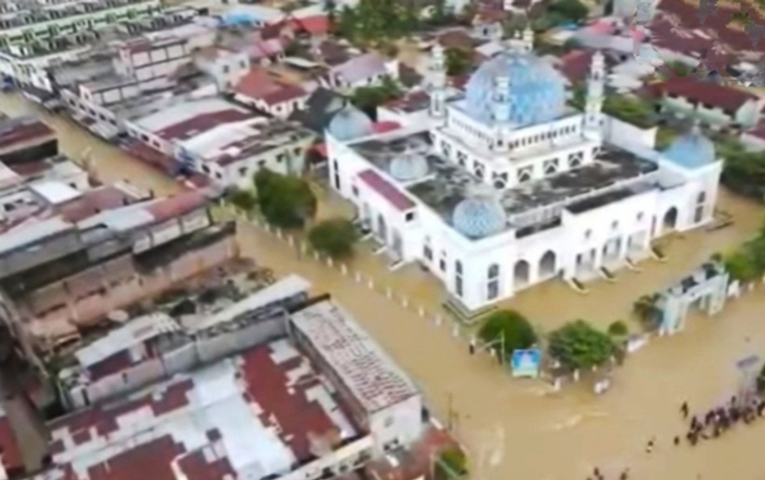 Banjir melanda Kabupaten Aceh Utara, puluhan ribu warga mengungsi dan 2 orang dikabarkan meninggal lantaran terseret banjir. (foto : 1st)