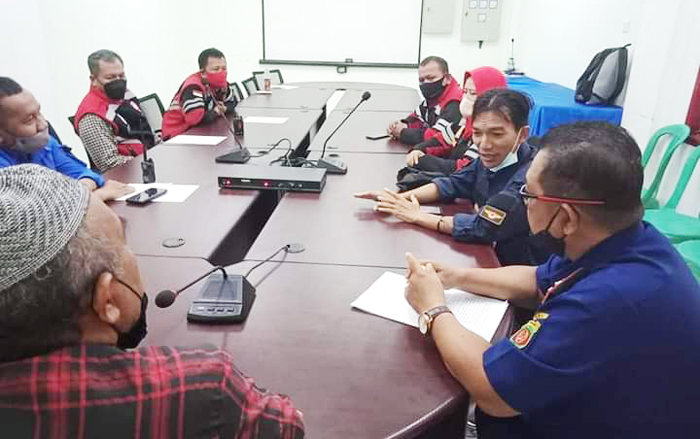Kepala Pelaksana Dinas Pemadam Kebakaran dan Penyelamatan Hendra bertemu dengang sejumlah Relawan Damkar Kota Samarinda. (foto : Exclusive)