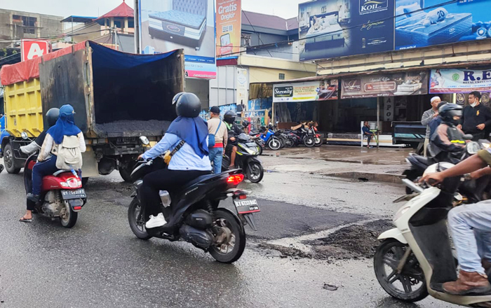 Sejumlah lubang yang dikeluhkan masyarakat di Jalan KH. Ahmad Dahlan telah diperbaiki Dinas PUPR Kota Samarinda. (foto : Exclusive)