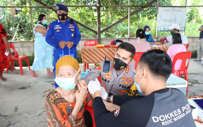 Kapolresta Samarinda Kombes Pol Ary Fadli ,CPHR, SIK, MH, MSi di Desa Loa Kumbar, Kelurahan Loa Buah, Kota Samarinda, menyaksikan vaksinasi Covid-19 Lansia. (foto : Exclusive)