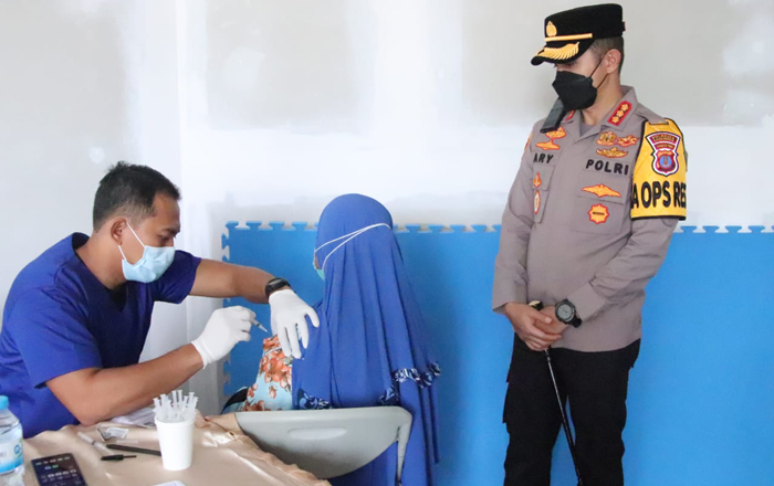 Kapolresta Samarinda Kombes Pol Ary Fadli, SIK, MH, MSi menyaksikan kegiatan Vaksinasi bagi Lansia. (foto : hms)