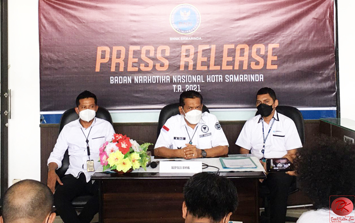 Kepala BNNK Kota Samarinda Kompol Daud, SH, MH saat menggelar Press Realeas menyampaikan pencapian institusi yang dipimpinnya selama tahun 2021. (foto : Exclusive)