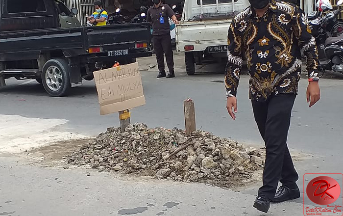 Kuburan replika bertuliskan almarhum Edi Mulyadi di tengah Jalan Diponegoro Samarinda, disebut warga sebagai bentuk protes dari statement yang dilayangkan Edy. (foto : Setyo)