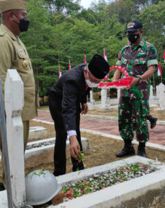 Wakil Ketua DPRD Kaltim Muhammad Samsun menabur bunga di salah satu pusara pejuang Sanga-Sanga. (foto : Exclusive)