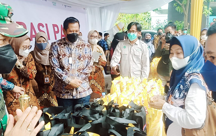 Head of SSL APICAL Balikpapan M. Jaya Budiarsa mengatakan operasi pasar ini membantu menjembatani ketersediaan Minyak Goreng. (foto : Exclusive)