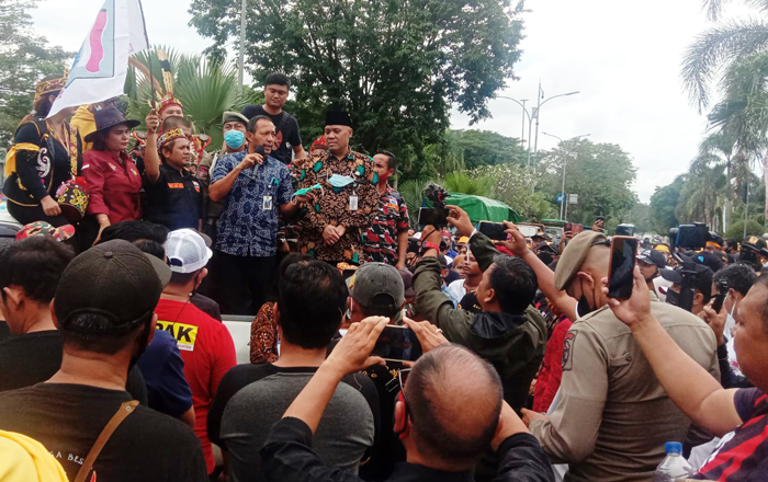Ribuan massa yang tergabung dalam KMAKB menlakukan aksi unjuk rasa di depan Kantor Gubernur Kaltim memprotes ucapan Edy Mulyadi yang menyebutkan Kalimantan sebagai tempa jin buang anak. (foto : Exclusive)