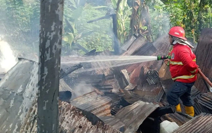 Unit Pemadam Kebakaran melakukan pemadaman pada sebuah rumah yang terbakar di Samarinda Seberang. (foto : Exclusive)