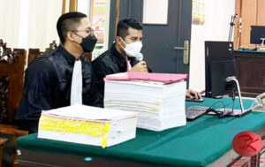JPU Dony Dwi Wijayanto, SH dari Kejaksaan Negeri Paser membacakan Tuntutan kepada Terdakwa Drs.H.Arifin Bin Labone. (foto : Exclusive)