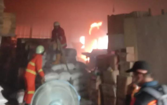 Tampak lidah Api dalam kebakaran yang menimpa sebuah gudang makanan ringan di Samarinda, dan Petugas Pemadam Kebakaran berupaya memadamkan kobaran Api. (foto : Exclusive)