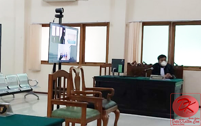 JPU C. Arung, SH dari Kejari Berau dalam sidang pembacaan Dakwaan kepada Terdakwa Achmad Kavero, Ahmad Hariman Setiawan, dan dr. Matius Maus Popang yang digelar secara virtual. (foto : LVL)