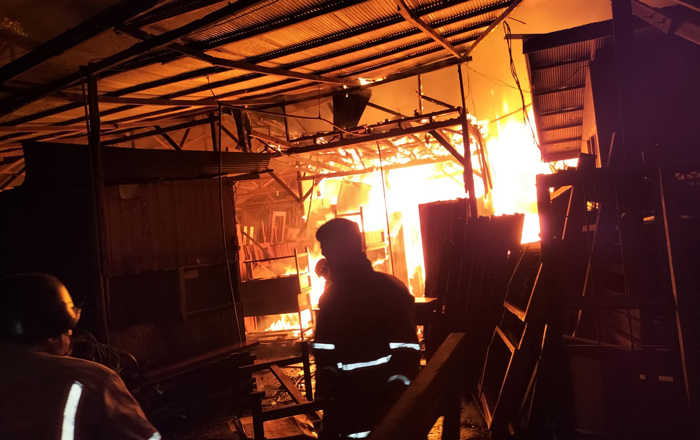 Kebakaran yang terjadi menghanguskan 2 bangunan, diperkirakan mengakibatkan kerugian ratusan juta rupiah. (foto : Exclusive)