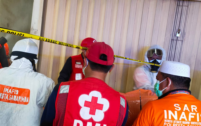 Tim Inafis Polresta Samarinda bersama relawan mengevakuasi mayat Galuh. (foto : Exclusive)