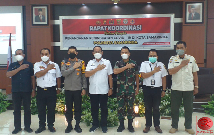 Kapolresta Samarinda Kombes Pol Ary Fadly bersama Wakil Wali Kota Samarinda H. Rusmadi Wongso dan pejabat terkait dalam Rakor Penanganan Covid-19. (foto : Setyo)