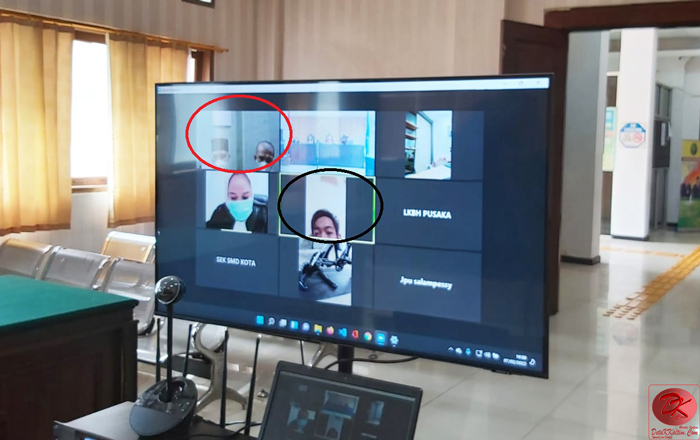 Terdakwa Ari Wibowo dan Rusli (lingkaran merah) dan Saksi Faisal (lingkaran hitam) dalam sidang, saksi yang masih beRstatus Mahasiswa ini memaafkan perbuatan kedua Terdakwa. (foto : LVL)
