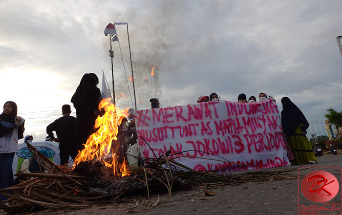 Peserta aksi unjuk rasa dari KAMMI Samarinda membakar Buah Sawit sebagai protes terhadap pemerintah yang dinilai gagal mengatasi kisruh Minyak Goreng. (foto : Exclusive)