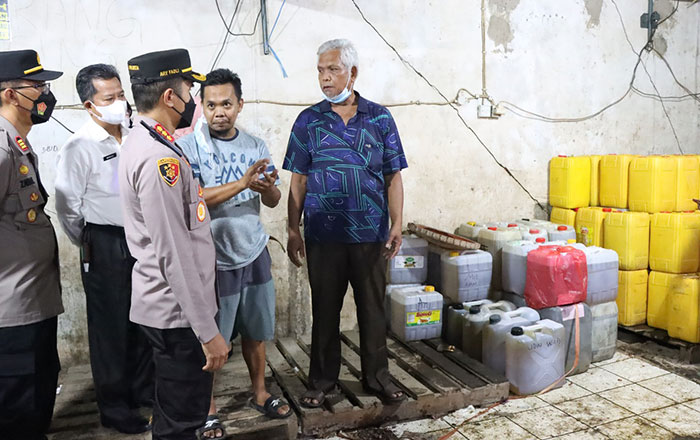 Kapolresta Samarinda Kombes Pol Ary Fadli Sidak distribusi Minyak Goreng curah di Kawasan Pasar Segiri. (foto : Exclusive)