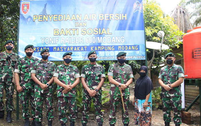 Komandan Batalyon Infanteri Raider 600/Modang Mayor Inf Karuniawan Hanif Arrifho, SE,MM dalam kegiatan bakti sosial di Kampung Modang. (foto : Exclusive)
