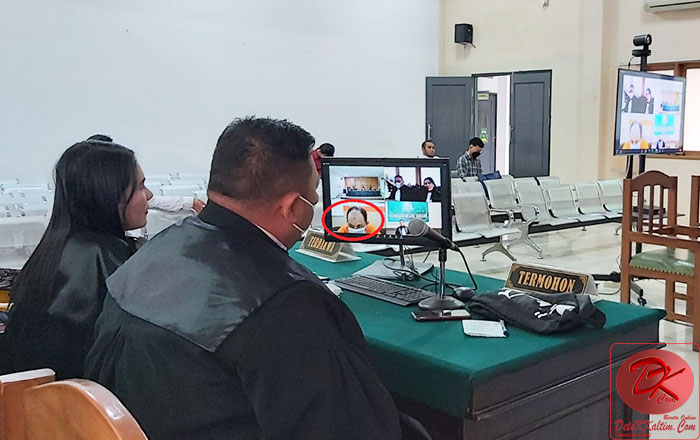 Terdakwa H. Khaeruddin Arief Hidayat tampak di layar monitor (lingkaran) Penasehat Hukumnya pada sidang pembacaan Putusan dalam sidang yang digelar secara virtual. (foto : LVL)