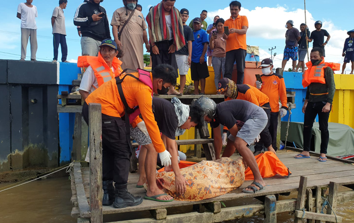 Tim SAR Gabungan mengevakuasi mayata Dani ke RSUD Tanjung Selor. (foto : Tim SAR)