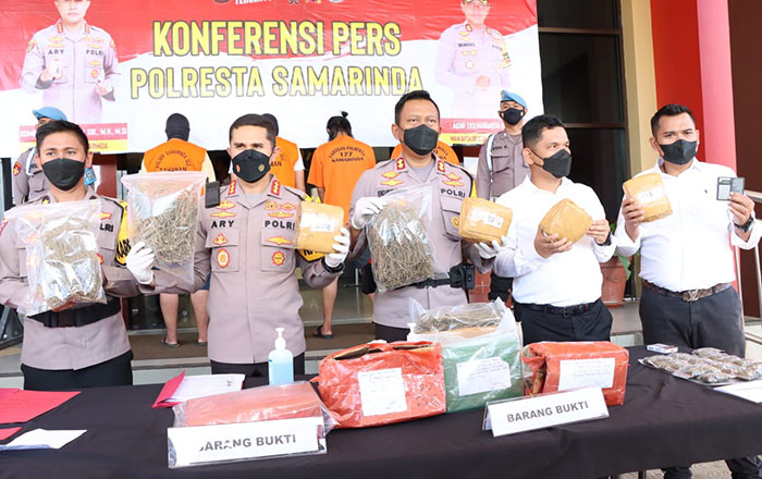 Kapolresta Samarinda Kombes Pol Ary Fadli bersama jajaran menyampaikan pengungkapan kasus Narkotika jenis Ganja. (foto : Exclusive)
