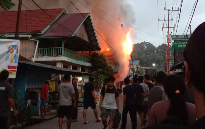 Kebakaran di Jalan Raudah 3, Samarinda Ulu, hanguskan 2 bangunan mengakibatkan kerugian yang ditaksir mencapai ratusan juta rupiah. (foto : Exclusive)