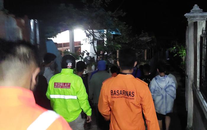 Tim SAR Gabungan dan warga mengevakuasi mayat Hamka ke rumah duka. (foto : Tim SAR)