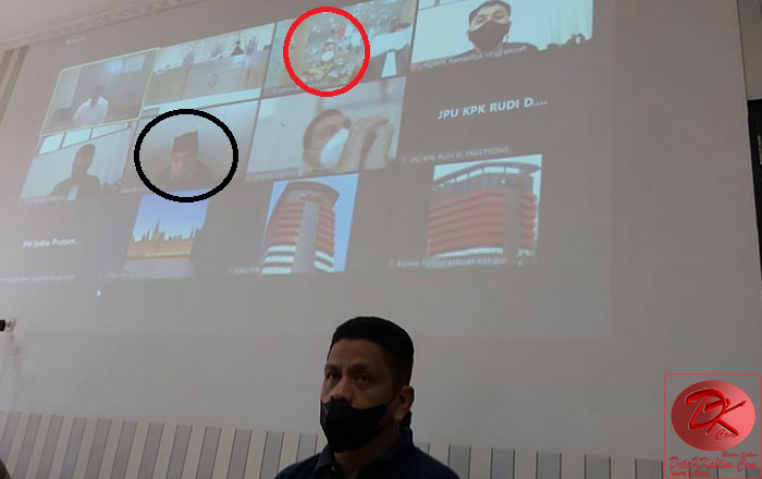 Sidang Terdakwa Ahmad Zuhdi (merah) dengan saksi Bupati PPU Abdul Gafur Masâ€™ud (hitam) digelar secara virtual. (foto : LVL)