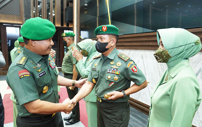 Brigjen TNI Dendi Suryadi mendapat ucapan selamat dari Kasad Jenderal TNI Dudung Abdurachman, SE, MM. (foto : Penrem)
