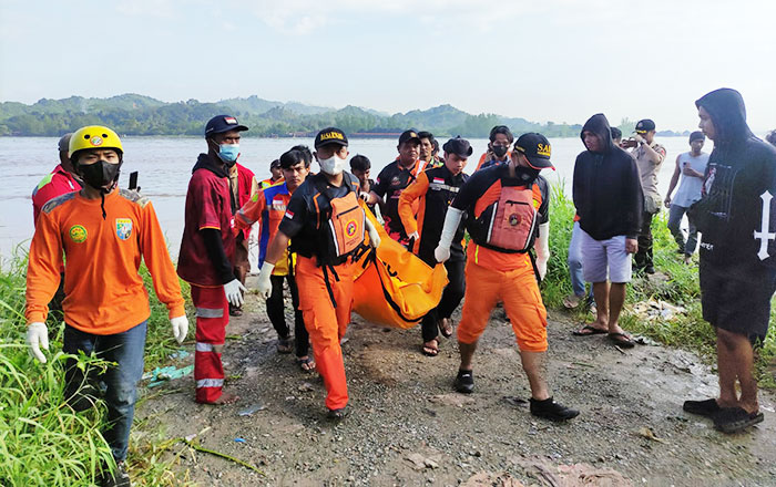 Tim SAR Gabungan bersama masyarakat setempat mengevakuasi mayat Reymundus dari lokasi penemuan. (foto : Tim SAR)