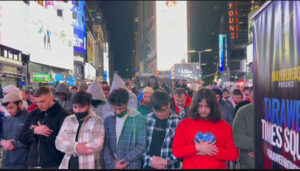 Shalat Tarwih berjamaah di malam Kedua Ramadhan di Times Square, Amerika Serikat. (foto : Exclusive)
