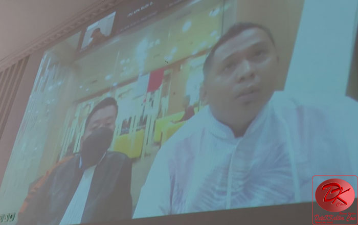 Terdakwa Direktur Utama PT Borneo Putra Mandiri Ahmad Zuhdi mengikuti sidang secara virtual dari KPK Jakarta, didampingi PH Indra Pratama, SH dan Robinson, SH, MH, serta Bagus RP Tarigan SH. (foto : LVL)