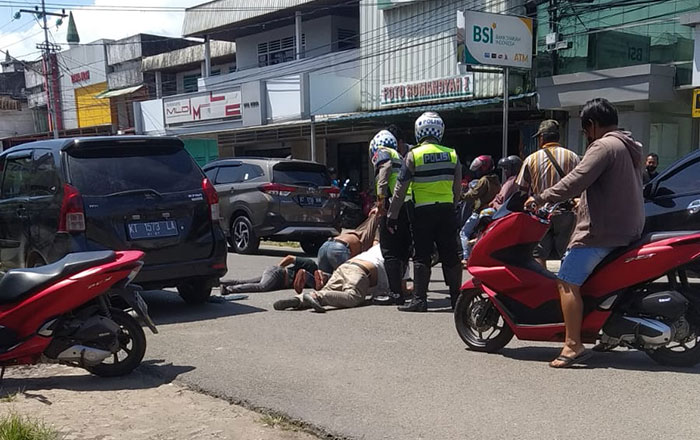 4 orang pelaku aksi kejahatan hipnotis dibekuk anggota Kepolisian Polsek Sungai Pinang Samarinda, setelah mendapat laporan korban Hj Wati yang mengalami kerugian Rp80 Jutaan. (foto : Exclusive)