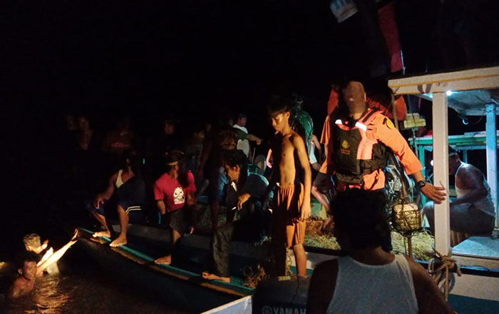 Tim SAR KPP Tarakan dan masyarakat berhasil mengevakuasi 3 orang Kapal tenggelam di Perairan Pulau Keciak, Bulungan. (foto : Tim SAR)