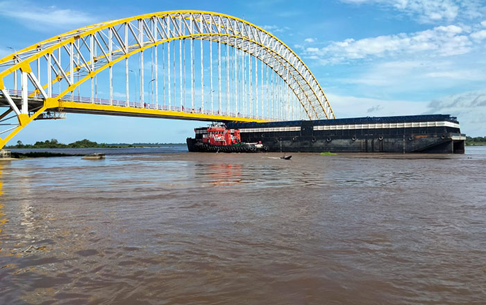 Posisi Kapal Ponton Batubara SPA 30001 yang mengangkut Conveyor tersangkut di bagian bawah Jembatan Martadipura. (foto : Exclusive)