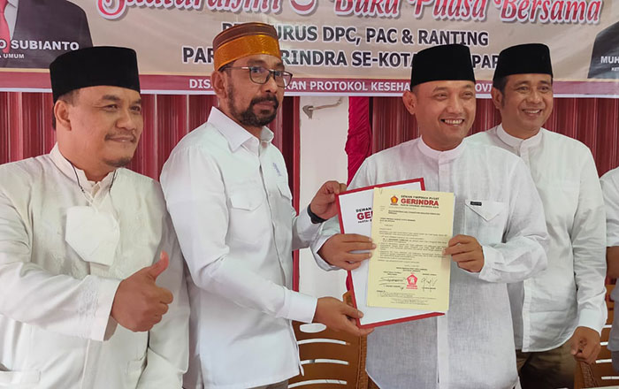 Sekretaris DPD Partai Gerindra Kaltim Seno Aji serahkan rekomendasi untuk Sabaruddin diterima Ketua DPC Partai Gerindra Balikpapan Muhammad Taqwa. (foto : Exclusive)