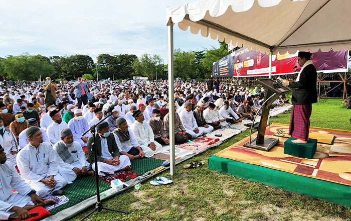 Wagub Kaltim Hadi Mulyadi saat menyampaikan Khutbah Idul Fitri 1443 H di Balikpapan. (foto : Adpim)