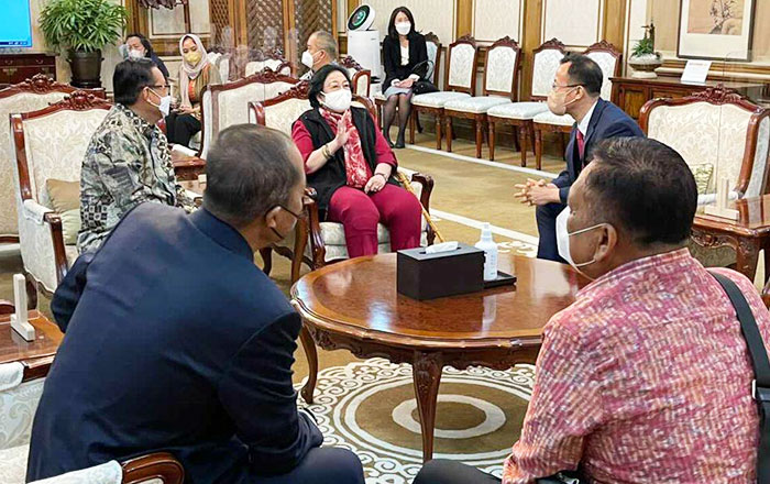 Presiden Ke-5 RI yang juga Ketua Umum DPP PDIP Megawati Soekarnoputri tiba Korea Selatan untuk menghadiri pelantikan Presiden Korea Selatan Yoon Suk Yeol, dan menerima penganugerahan gelar Profesor Kehormatan Seoul Institute of the Arts (SIA). (foto : Exclusive)