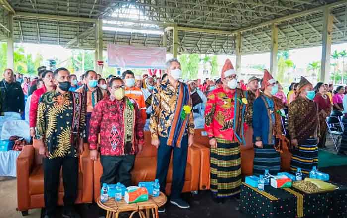 Bupati Kutim Ardiansyah Sulaiman bersama Wabup Kasmidi Bulang saat menghadiri Pelantikan IKB NTT Kecamatan Kaubun. (foto : Hms)