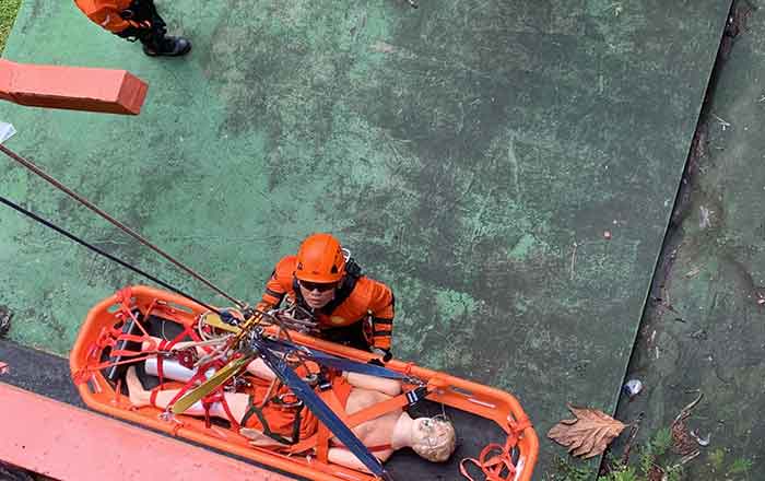 Salah satu kegiatan latihan yang digelar mengevakuasi korban dari ketinggian. (foto : Tim SAR)