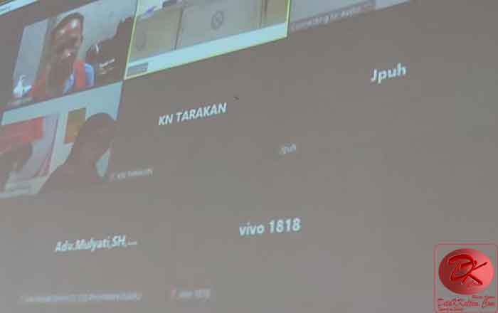 Terdakwa Adriani dalam sidang pembacaan Putusan yang digelar secara virtual, di Pengadilan Tipikor Pengadilan Negeri Samarinda. (foto : LVL)