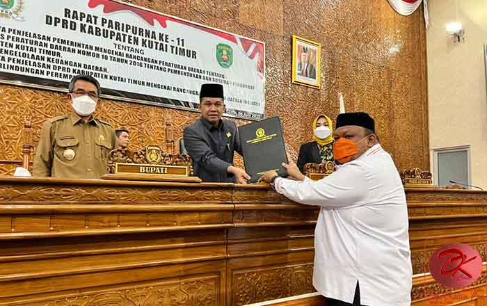 Anggota DPRD Kutim Agusriansyah Ridwan saat menyerahkan naskah nota penjelasan mengenai rancangan peraturan daerah inisiatif DPRD, tentang perlindungan perempuan. (foto : HB)
