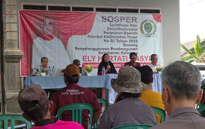 Anggota DPRD Kaltim Ely Hartati Rasyid berkerudung hitams aat sosialisai Perda Ketahanan Keluarga di Kecamatan Kota Bangun. (foto : Exclusive)