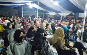 Ratusan warga hadir dalam Reses yang digelar anggota DPRD Balikpapan Mieke Henny, hingga kursi yang disiapkan di bawah tenda sebanyak 200 tidak cukup hingga keluar tenda. (foto : Exclusive)
