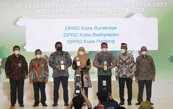 Ketua DPRD Abdulloh (3 kiri) menerima penghargaan Green Leadership Nirwasita Tantra Tahun 2021. (foto : Exclusive)