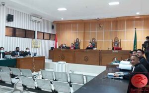 Majelis Hakim Pengadilan Tipikor Pengadilan Negeri Samarinda yang diketuai Jemmy Tanjung Utama, SH, MH, Hakim Anggota Hariyanto SH, S.Ag dan Fauzi Ibrahim, SH, MH. (foto : LVL)
