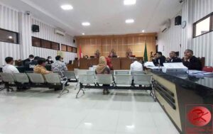 Para saksi dalam sidang yang digelar di Pangadilan Tipikor Pengadilan Negeri Samarinda. Satu di antaranya Alimuddin, Kepala DPMPTSP PPU. (foto : LVL)