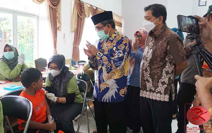 Bupati Kutim Ardiansyah Sulaiman saat meninjau pelaksanaan BIAN di BPU Sangatta Utara. (foto : HB)